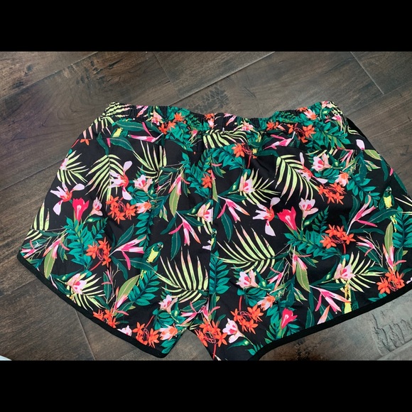 Athletic shorts - Picture 2 of 3